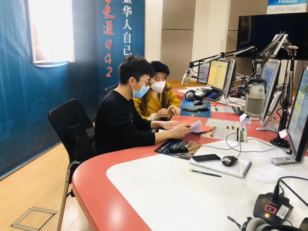 明家裝飾丨副總盧明軍受邀FM94.2電臺專訪，為廣大聽眾朋友講述疫情下的家裝行業(yè)及解析家裝過程中的十大常見問題